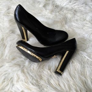 BCBGMAXAZRIA Round Toe Gold-Trim Pump